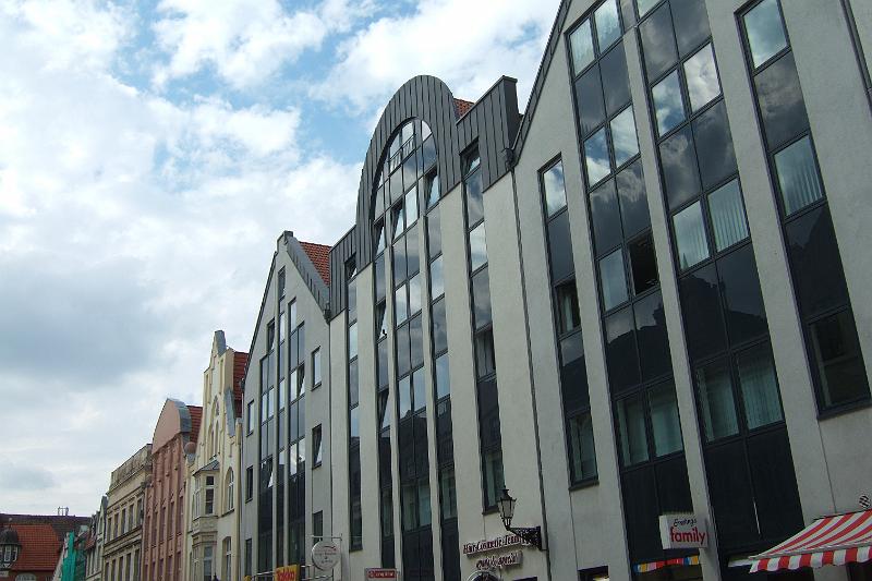 2009-08- (457).JPG - Moderne Giebelbauten nach der Wendezeit